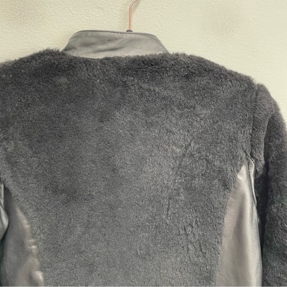 What goes around comes around leather shearling jacket size medium - Picture 7 of 9